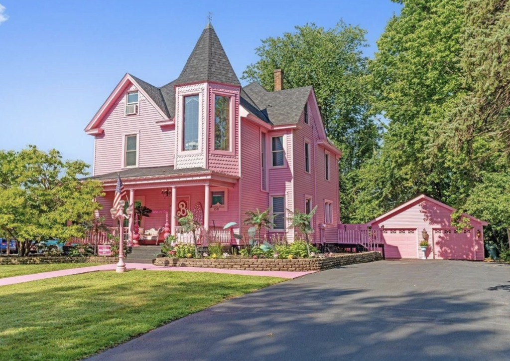 $1.1 million Wisconsin Home is a Pink Lover’s Dream